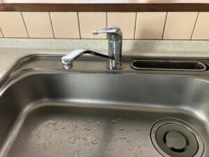 三重キッチン取付け隊　ワンホールシングル水栓の取替　施工前　